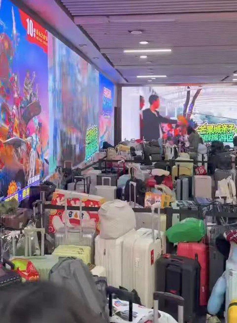 长沙地铁站出现无人行李箱墙。(取材自潇湘晨报)