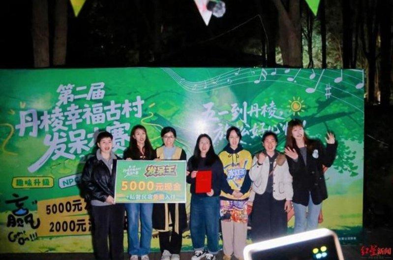七位女生坚持七小时平分冠军奖金。(取材自极目新闻)