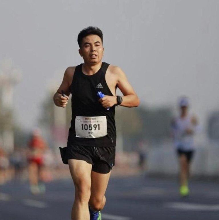 不断被疑假跑… 河北男从北京跑去武汉 1300公里花37天 贾宁此前参加马拉松比赛。(取材自纵览新闻/受访者供图)