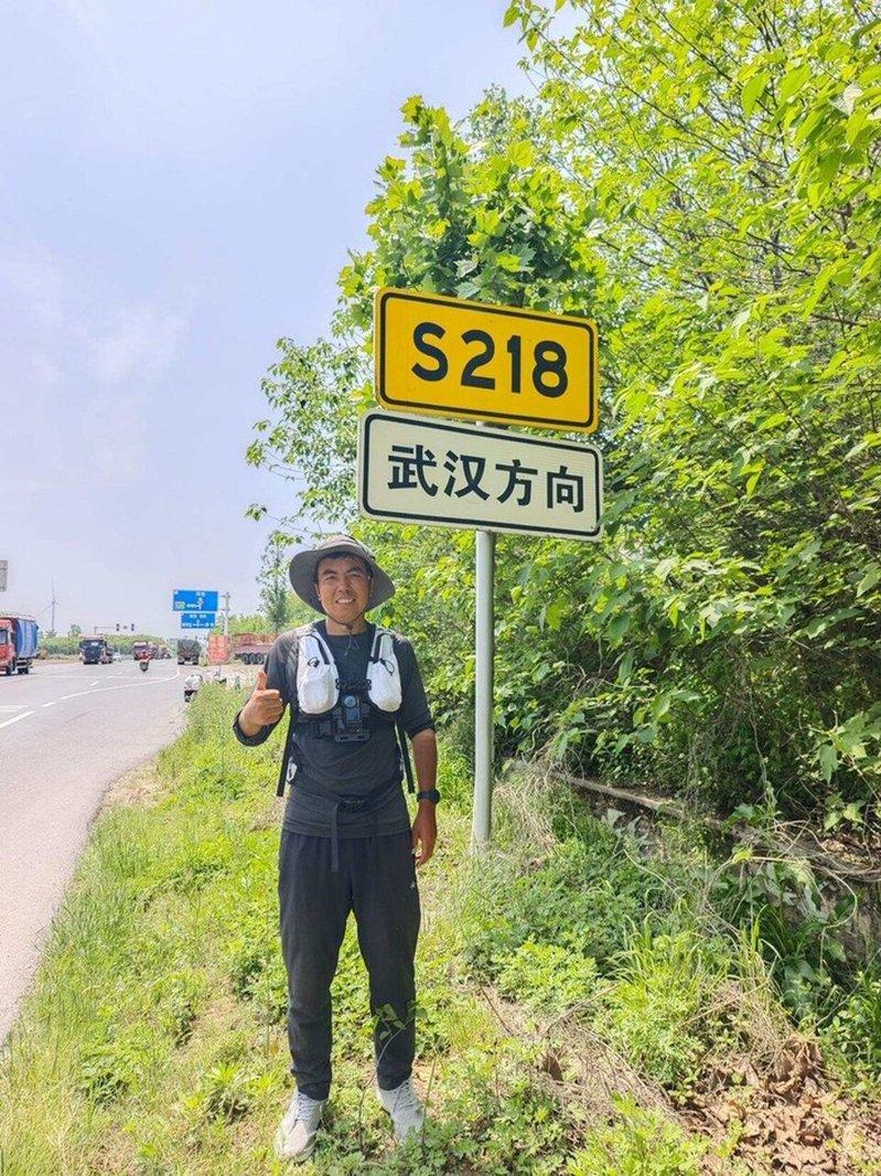 贾宁跑步去武汉途中。(取材自纵览新闻/受访者供图)