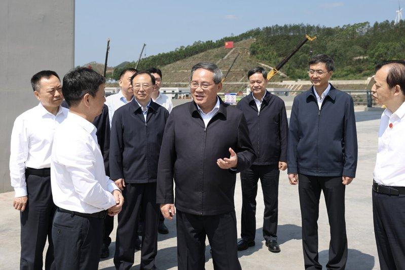 中国总理李强(中)在广西调研。4月30日他到钦州市平陆运河马道枢纽,听取运河建设...