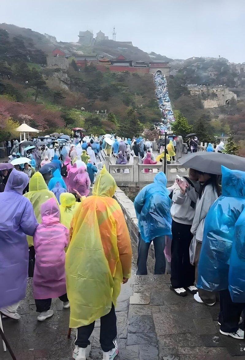 「五一」连假期间，不少中国民众前往泰山游览，但5月2日泰山景区开始下雨，让不少游...