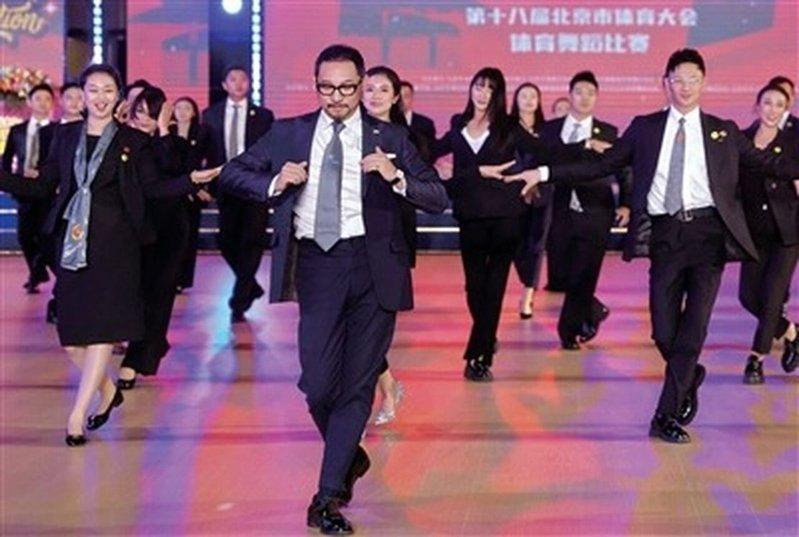 几十位裁判跳舞全网刷屏,领舞的「法拉利大叔」火了。(取材自杭州网)