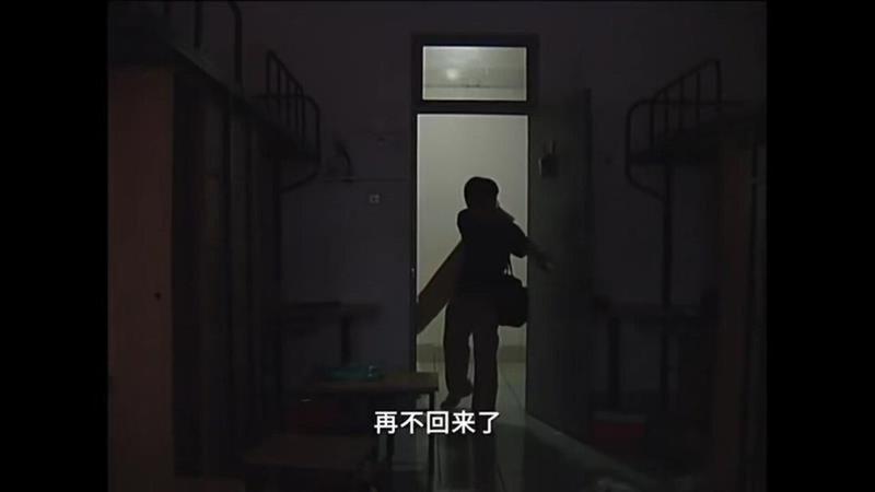 「大肆」纪录片最后,叶君关灯离开宿舍。(取材自新京报/图源:纪录片「大肆」)