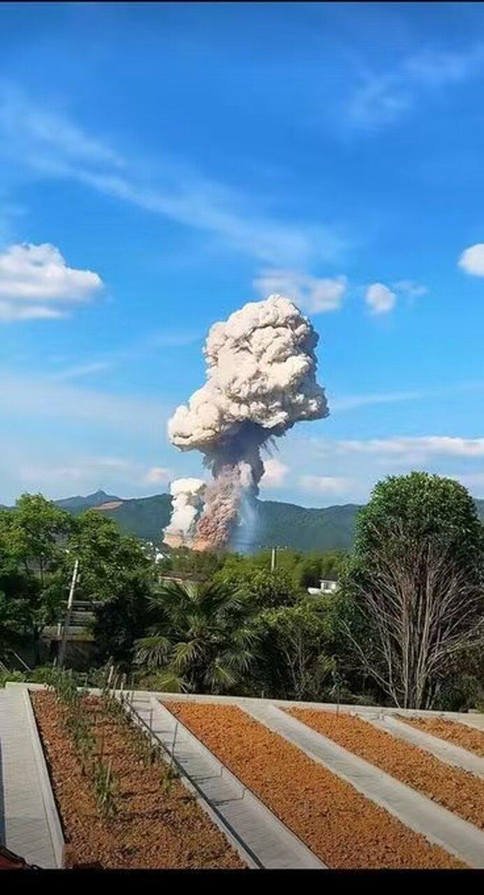 湖南浏阳一家烟花厂4日发生爆炸事故,浓烟瞬间窜升天际。(图/取自微博)