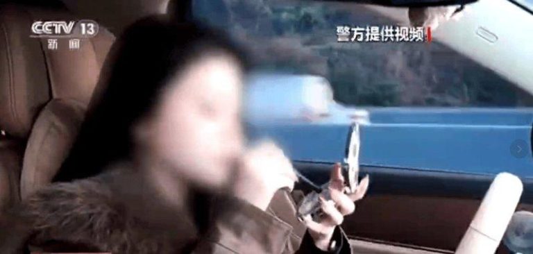 打开辅助驾驶在高速路化妆 温州女:「它比我开得好」 女驾驶在社群平台上发布在高速上「边开车边化妆」的影片。(视频截屏)