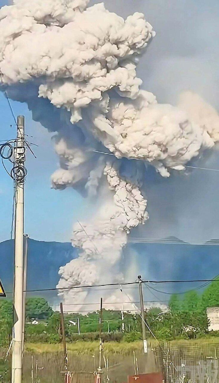 有当地民众表示,4日爆炸当下听到巨响,跑出去就看到了「蘑菇云」。(取材自微博)