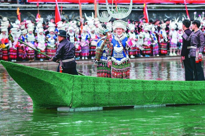 五一连假,贵州从「村超」到各项活动吸引大批游客前往。图为3日,贵州.台江苗族姊妹...