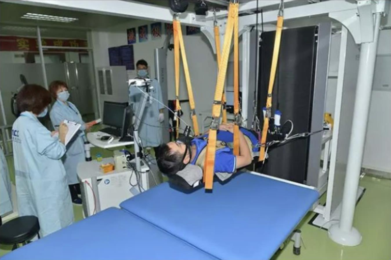 中国太空人中心招募实验者 躺60天最高赚1万美元 中国航天员科研训练中心6日公开招募卧床实验者,最高可获7万元人民币。(中国航天报...