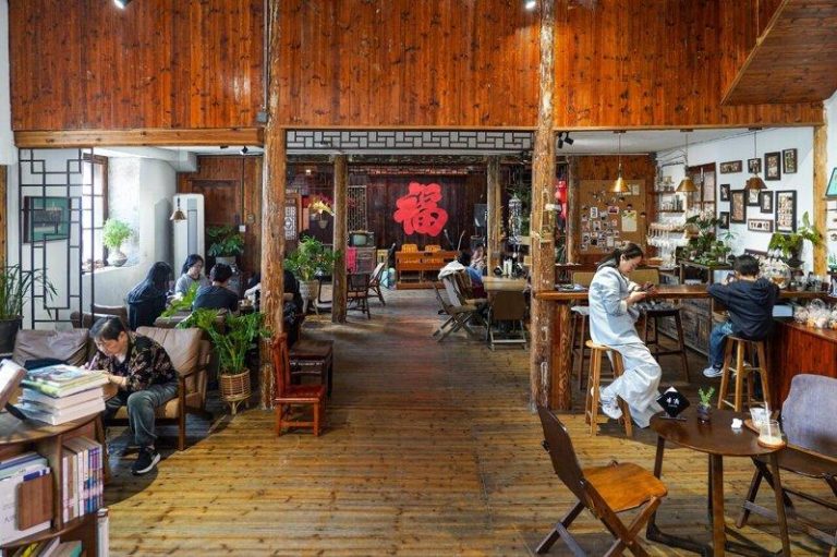 浙江特色咖啡店吸引游客。图为浙江温岭市石塘镇一处由传统石屋改建成的咖啡馆。（新华...