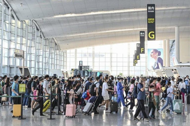 中国五一黄金周 千万旅客出入境 较去年增长3.5% 中国为期五天的「五一」黄金周落幕,期间共1127.9万人次中外人员出入境,较去年...
