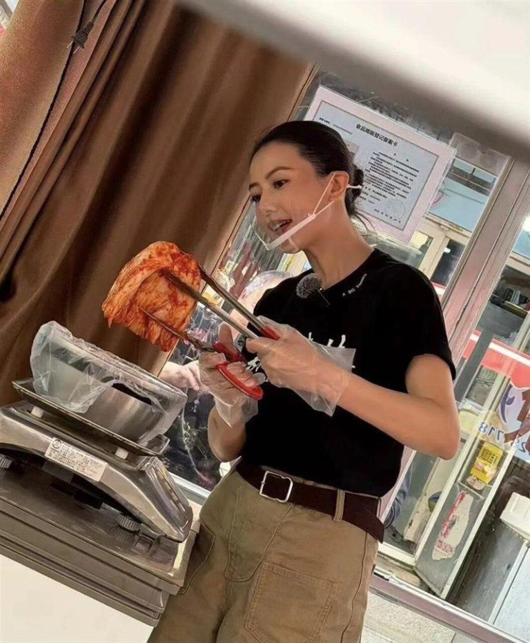 47岁高圆圆市场摆摊卖辣白菜 人美手法又专业 大妈赞:以后常来 47岁的高圆圆日前突然现身沈阳市场摆摊卖辣白菜。(取材自微博)