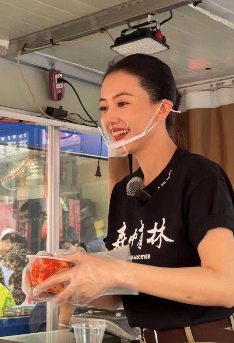 47岁的高圆圆日前突然现身沈阳市场摆摊卖辣白菜。(取材自微博)