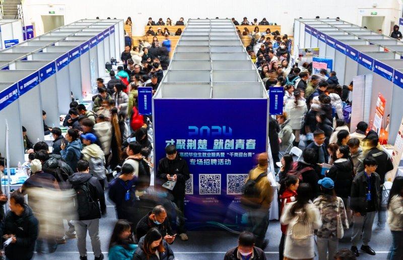中国青年就业不易,让「超级中学生」们几乎被视为天之骄子。图为一场高校毕业生专场招...