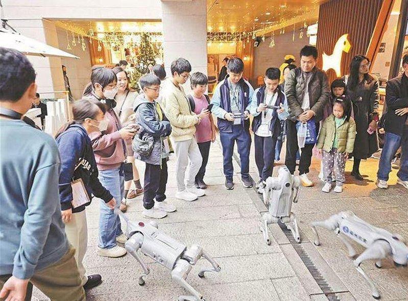 机器人出场总能吸引不少游客。(取材自微博)
