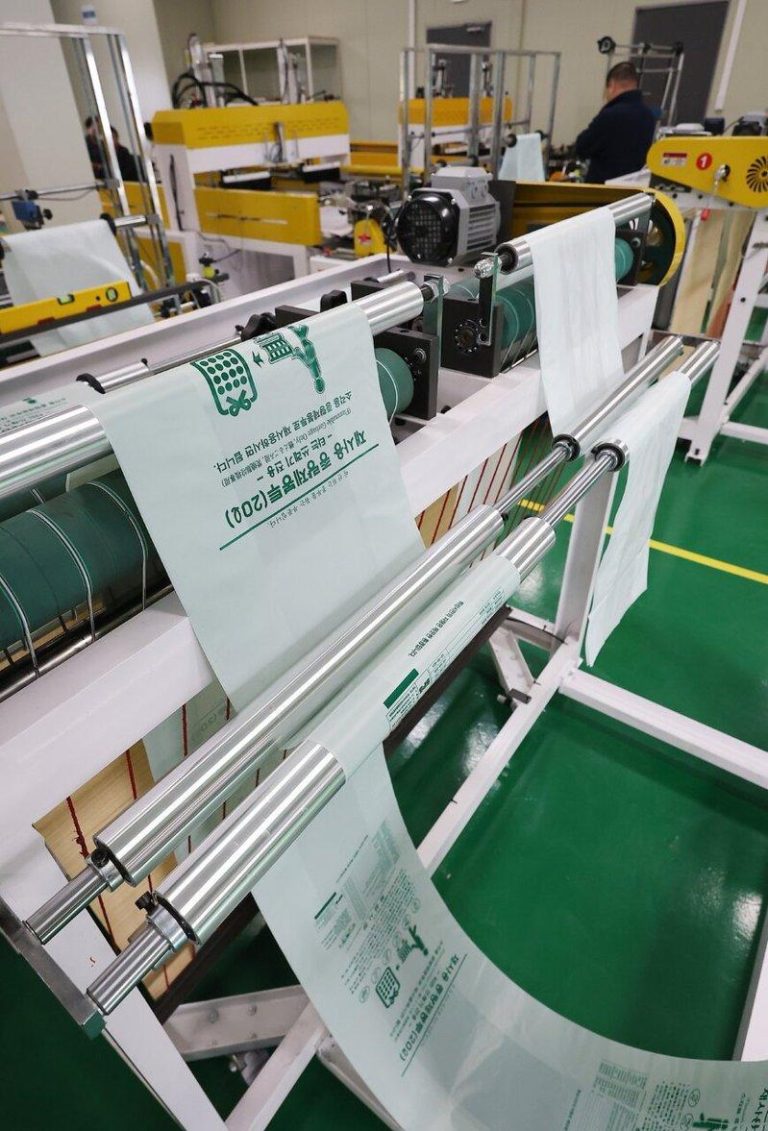 伊朗石油危机冲击亚洲塑料供应 包装材料到注射器都缺货 「塑料冲击」凸显了伊朗战争的深远影响。(欧新社)