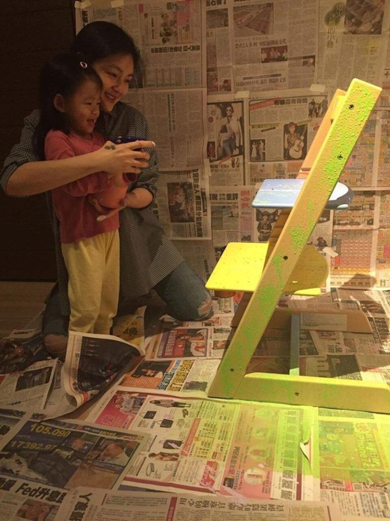 12岁玥儿开通Instagram 追踪妈妈大S藏思念 大S抱着小时候的玥儿一起彩绘。(图/摘自大小S全球后援会)