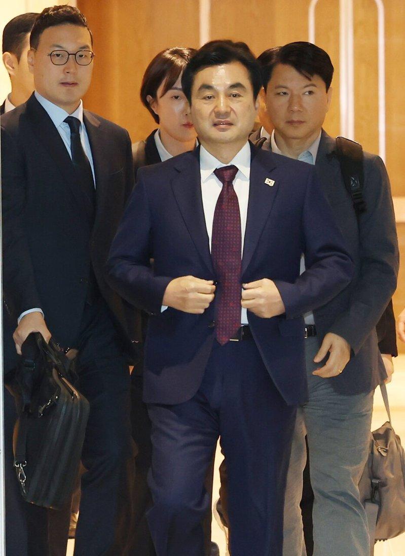 南韩能否加快战权移交进程,引发外界关注。图为南韩国防部长安圭伯(前)10日启程访...