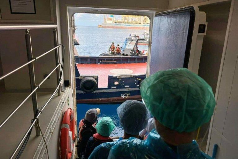 汉他邮轮抵西班牙 后送5法人1机上现症状 WHO:全员监测42天 爆发汉他病毒疫情的邮轮「宏迪亚斯号」10日清晨抵达西班牙加纳利群岛的田尼利夫岛。...