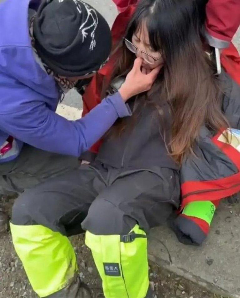 女子高反被救醒后反打救命人耳光 这句话让网友怒了 男向导掐人中急救,反遭原本昏厥的张女士(化姓)突然清醒扇他一耳光。(视频截屏)