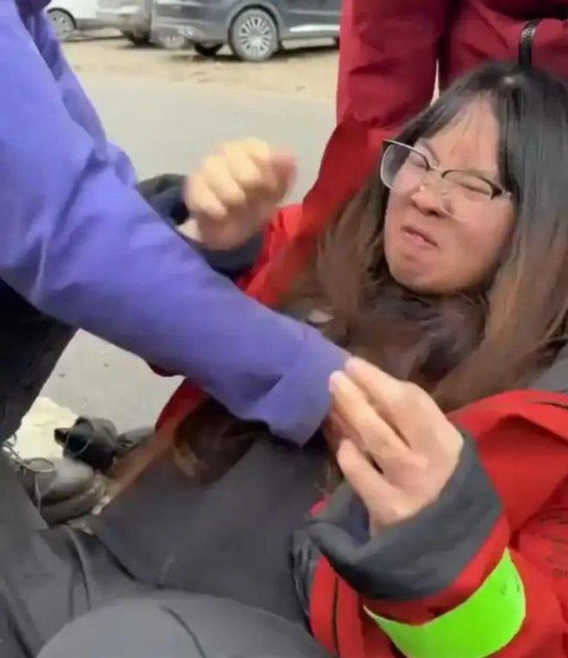 女子扇向导耳光时的表情。(视频截屏)