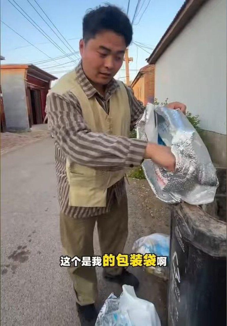 谎称网购榴梿发霉要求退款 还骂哭客服 20多岁女罕见被行拘 榴梿卖家程先生从河南到山东买家附近垃圾桶翻找证据。(视频截屏)