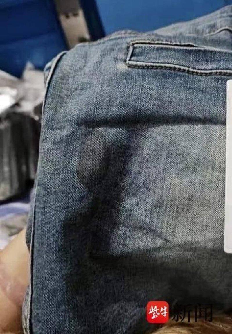 小王收到的退货裤子被弄脏。(取材自大河报)