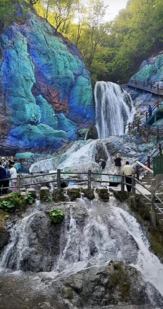 重渡沟景区的泄愤崖。（视频截屏）
