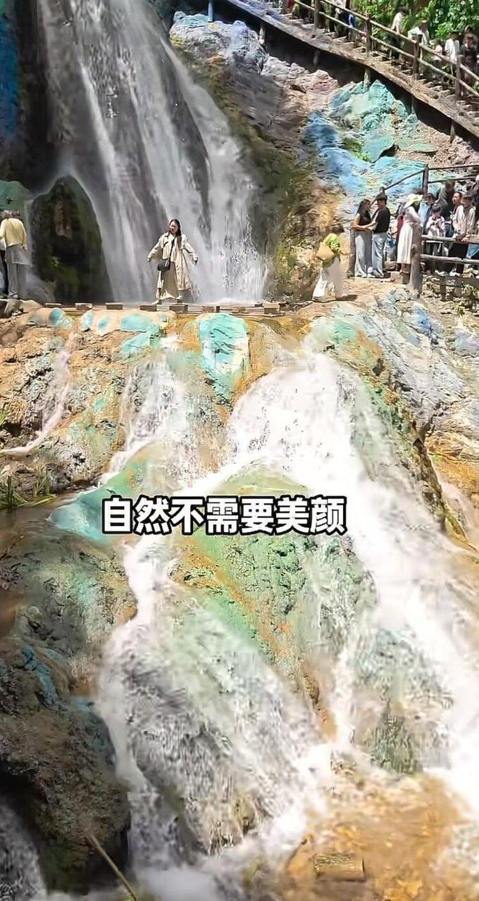 瀑布水流过覆盖着油漆的石头表面。（视频截屏）
