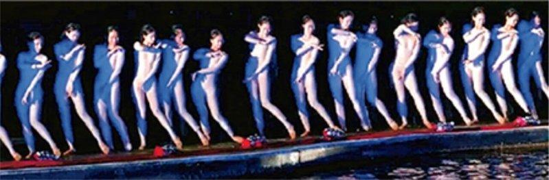 以广西桂林山水实景为舞台的歌舞表演「印象‧刘三姐」中女演员着肉色紧身衣表演「少女...