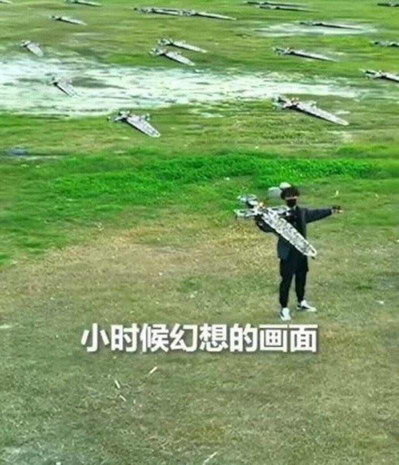 他用手势操控着一群无人机剑。(视频截屏)