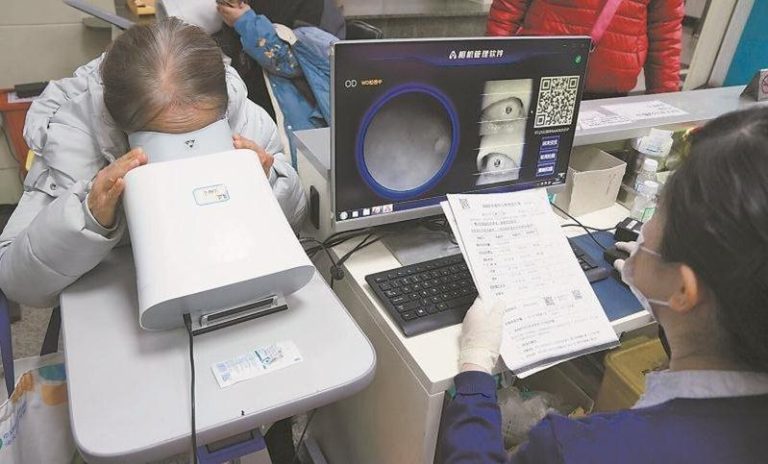 北京可携式AI眼底照相机 3分钟完成扫描、拍照、评估 在北京中关村社区卫生服务中心,医护人员使用AI眼底照相机为患者做检查。(图/本报...