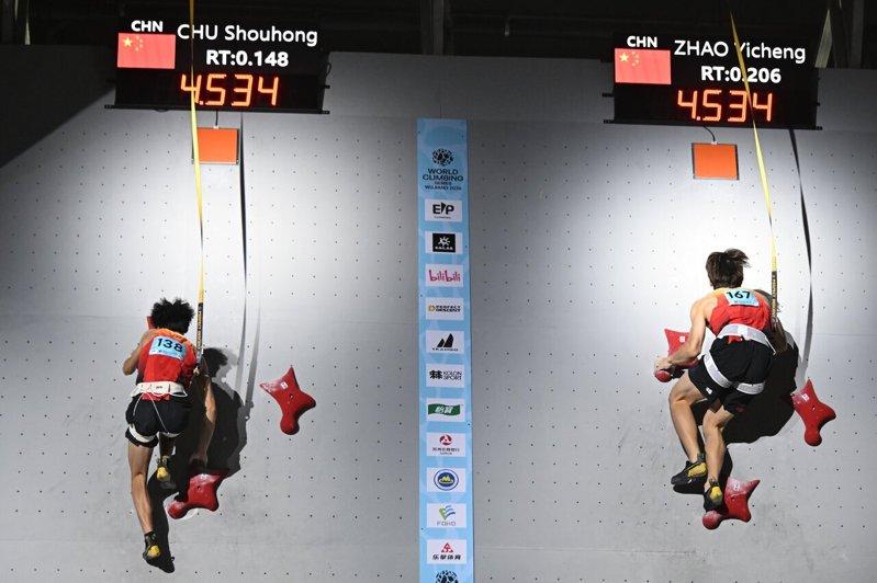 5月10日,中国选手储守宏(左)与中国选手赵一程在男子速度赛预赛中。储守宏未能晋...