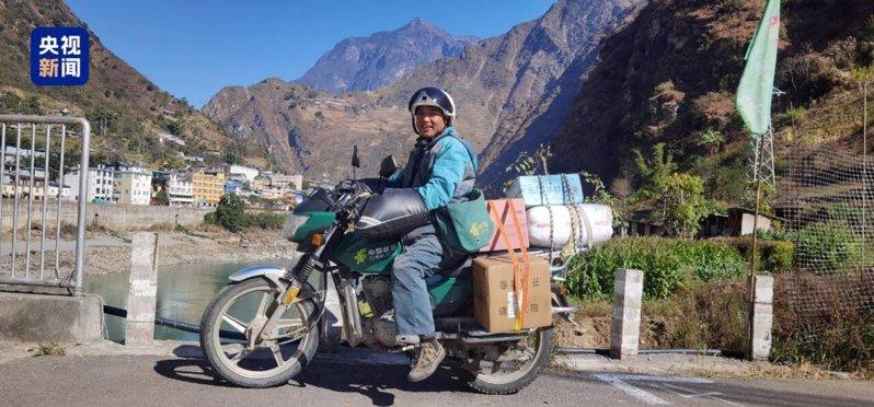 38年的送邮过程中,桑南才骑坏了五辆摩托车。(央视截屏)