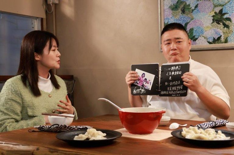 演员杨小黎(左)跨界担纲制作人，在节目「像你这道菜」找来老友郝劭文(右)叙旧，过...