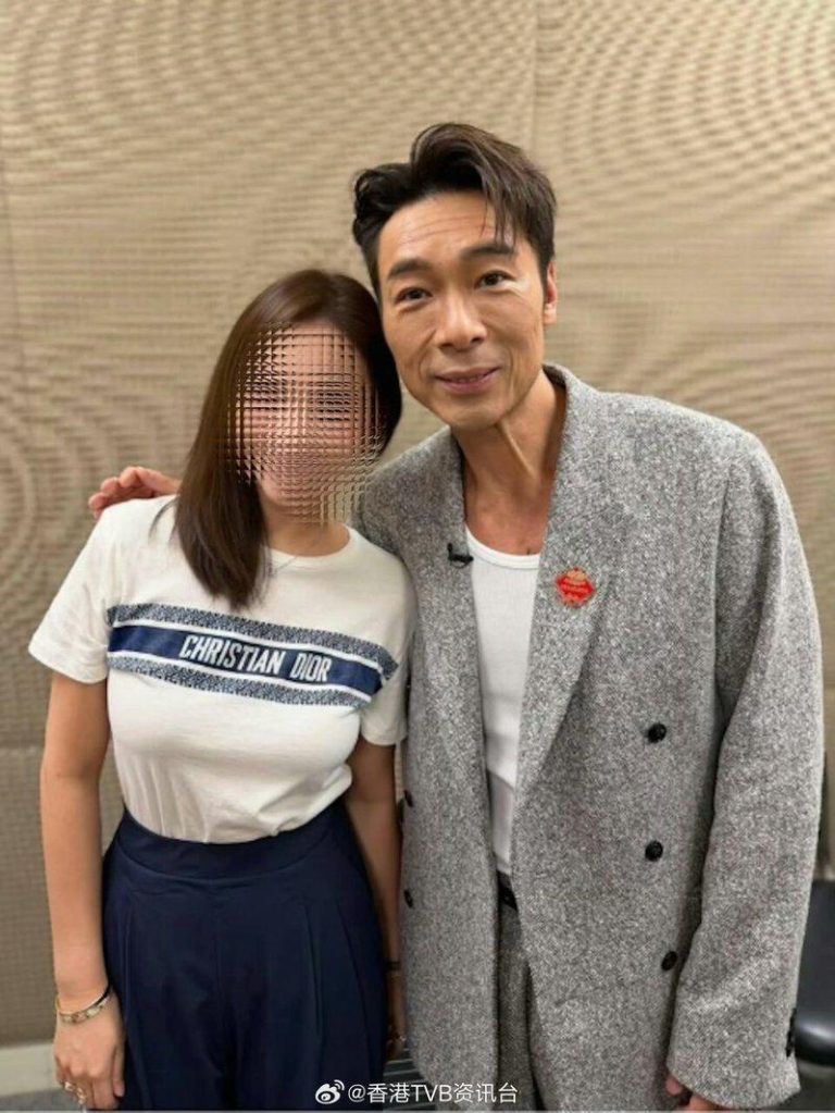 许志安(右)和歌迷合照，被网友指老好多。(取材自微博)