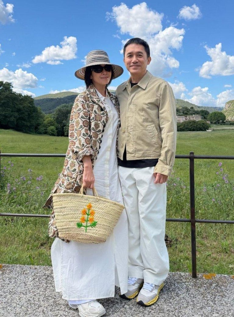 刘嘉玲晒南法慢生活…梁朝伟捡鸡蛋被赞眼神有魅力 刘嘉玲(左)分享与老公梁朝伟在南法度假的美照,其中包括梁朝伟捡鸡蛋的画面。(取材...