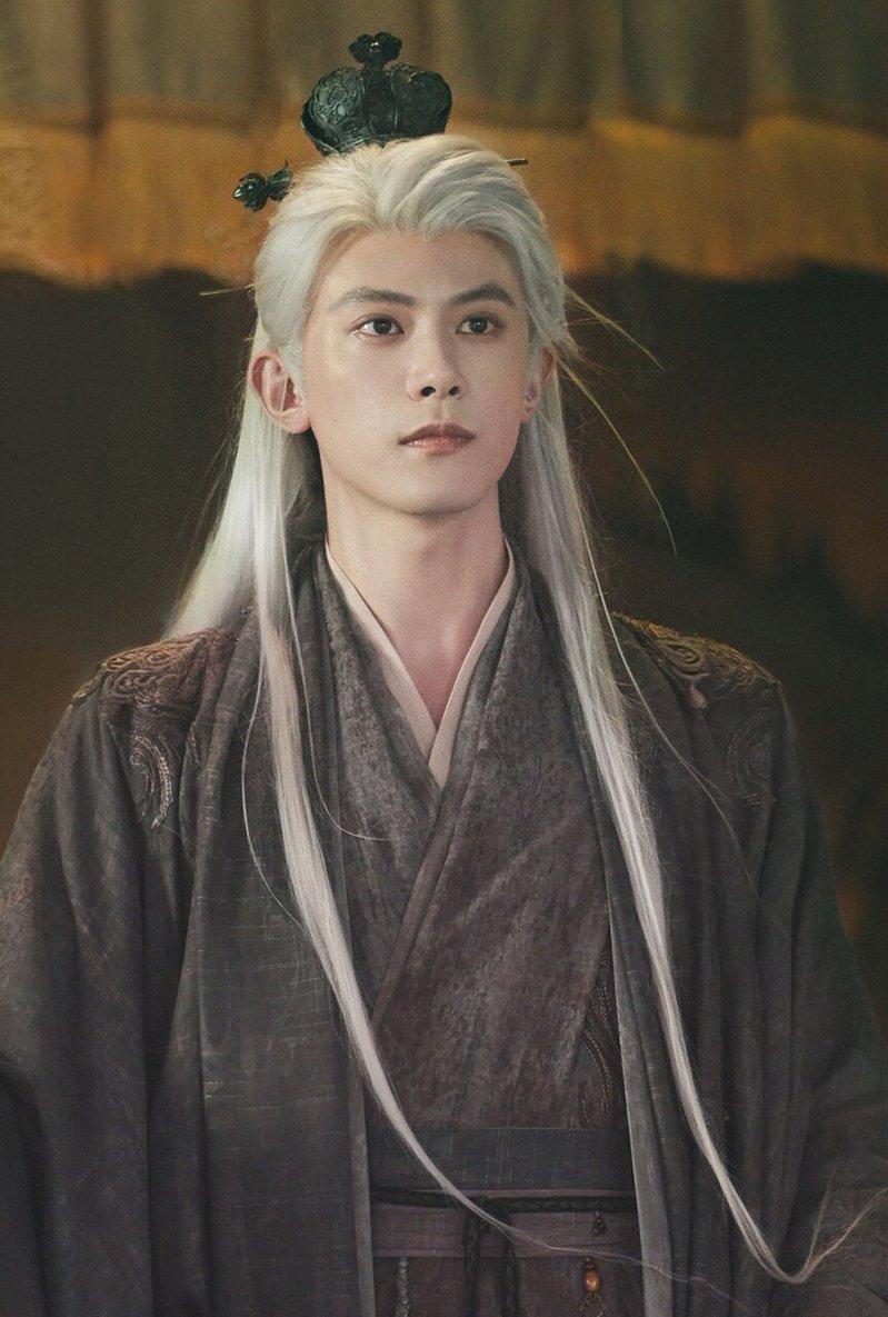 「逐玉」中的田曦薇、邓凯皆入围全球OTT大奖,独漏张凌赫。(取材自微博)