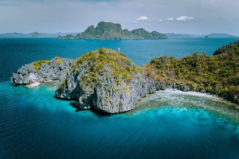 全球10大最美海滩竟没美国 菲律宾、希腊、澳洲夺前3 无人机空拍全景照片,展现菲律宾的壮丽石灰岩岛屿恩塔卢拉海滩。(图/123RF)