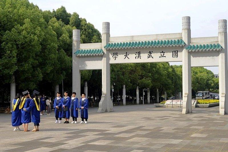 武汉大学毕业生在校园内拍摄毕业纪念照。(取材自财新网/视觉中国图)