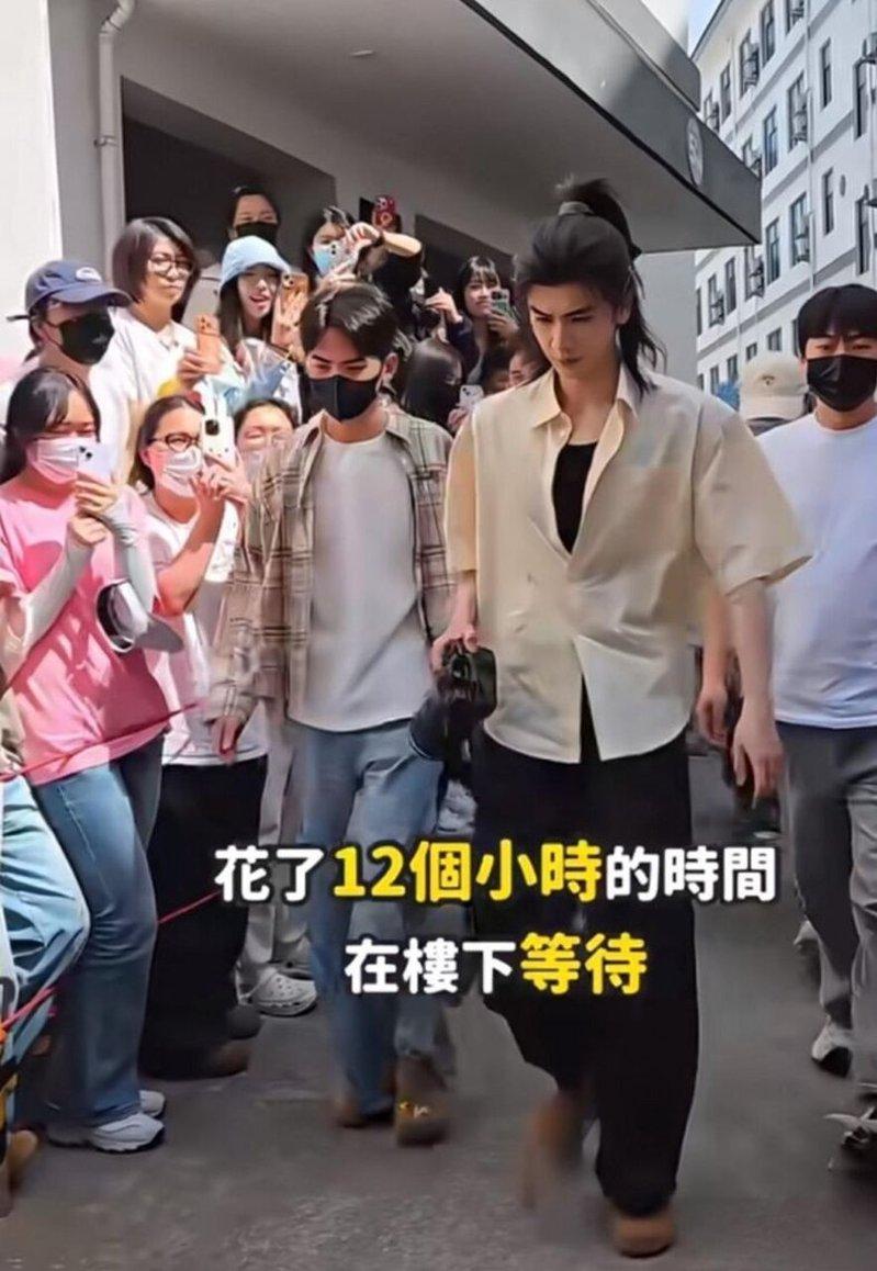 富婆Amy从美国飞中国,只为了拍张凌赫上下班。(取材自微博)