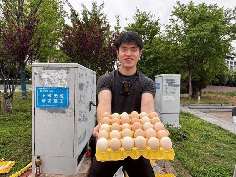熊傲林年轻、阳光的面孔吸引不少叔叔阿姨的目光,(取材自九派新闻)