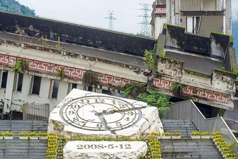 时间过得真快…汶川那些起名「震生」的孩子迎成人礼 四川汶川5·12地震遗址,映秀镇漩口中学。(取材自北京日报)