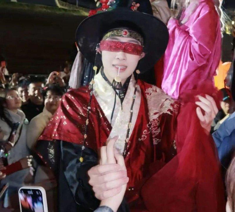 小黄鱼几乎凭一己之力,带火了整个景区。(取材自微博)