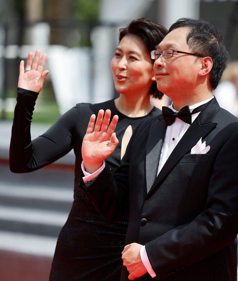 导演深田晃司(右)、松隆子(左)出席「Nagi Notes」世界首映。(欧新社)