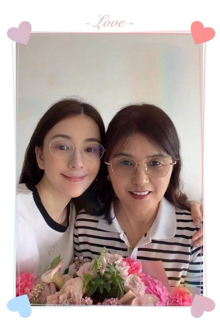 方媛分享与母亲的合照。（取材自微博）