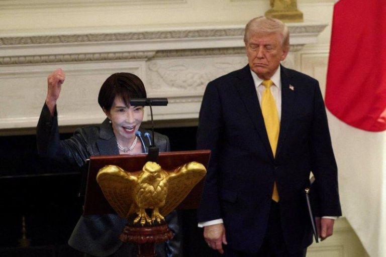 日本首相高市早苗(左)15日与美国总统川普(右)通话后，感谢川普在川习会帮了日本...