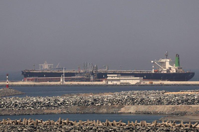 绕过荷莫兹海峡,阿拉伯联合酋长国将加速兴建新输油管;图为5月6日停泊在荷莫兹海峡...