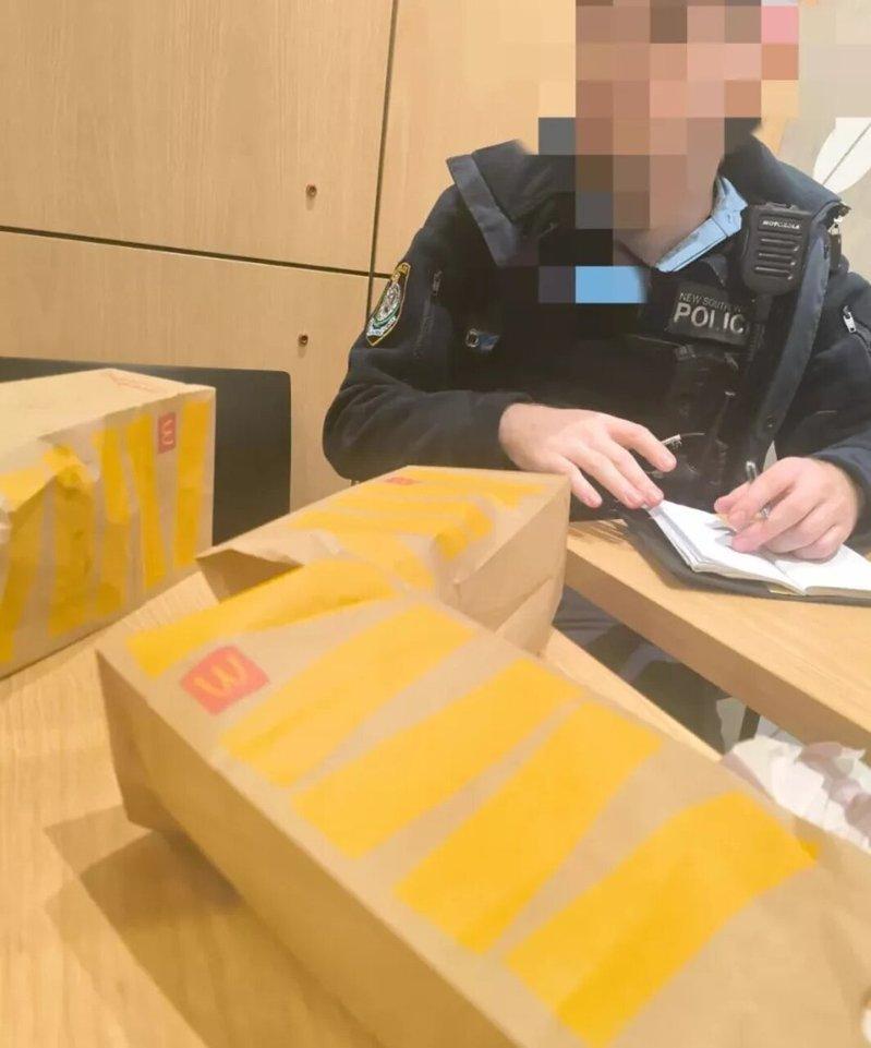 一名中国留学生发帖称,在雪梨麦当劳享用薯条时突遭一名疑似游民袭击,导致手指受伤。...