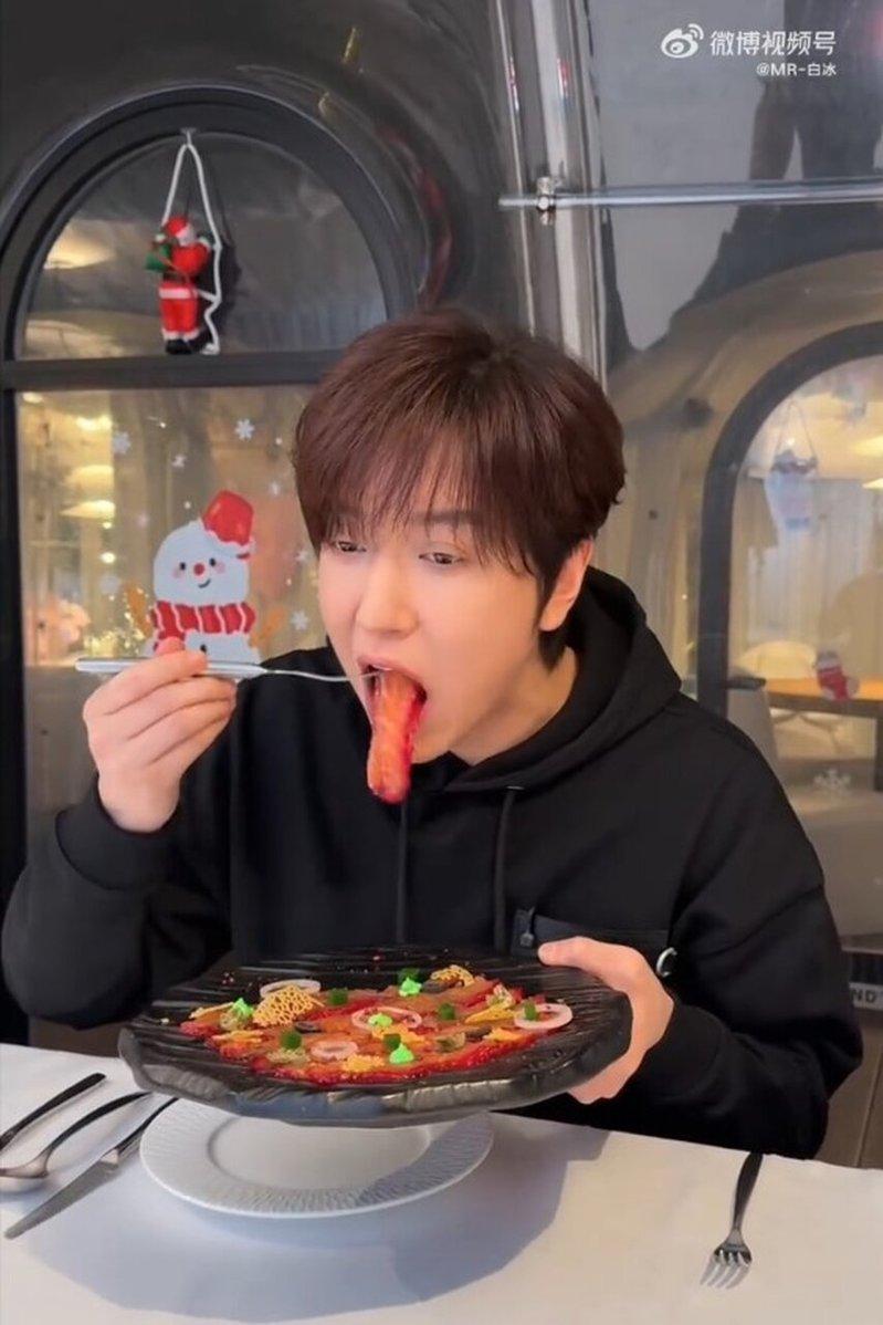 美食博主白冰时常分享探店心得。(视频截屏)